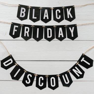 Beyaz barn ahşap plakalar arka plan üzerinde asılı harflerle siyah Cuma indirim Kağıt afiş garland. Güzel tatil kartpostal şablonu. Metin için boş yer.