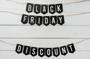 Beyaz barn ahşap plakalar arka plan üzerinde asılı harflerle siyah Cuma indirim Kağıt afiş garland. Güzel tatil kartpostal şablonu. Metin için boş yer.