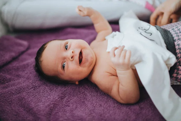Joyful Pequeno Bebê Deitado Nas Costas Sorrindo Para Câmera — Fotografia de Stock