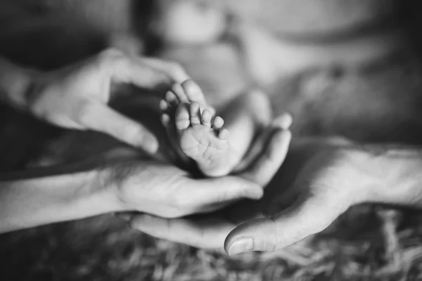 Madre Padre Sosteniendo Los Pies Pequeño Bebé Imagen Blanco Negro —  Fotos de Stock