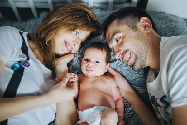 Happy Family Young Parents Lying Bed Small Newborn Baby Them — Stock Photo, Image