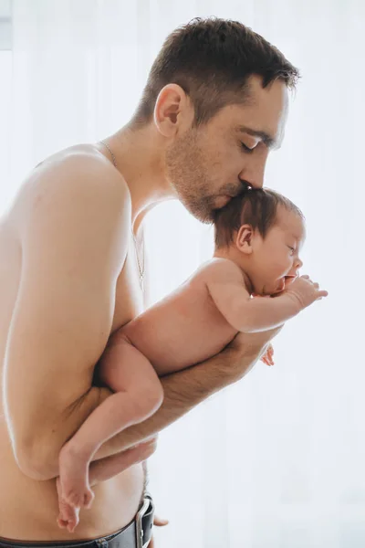 Father Holding Kissing His Cute Newborn Naked Baby — Stock Photo, Image