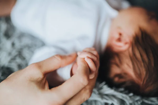 Malé Novorozeně Holing Matky Prst — Stock fotografie