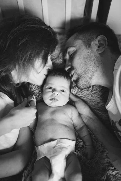 Happy Family Young Parents Lying Bed Kissing Cute Small Newborn — Stock Photo, Image