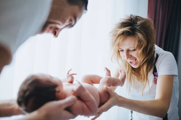 Happy Cheerful Healthy Smiling Parents Holding Naked Baby Backlit Picture — Stock Photo, Image