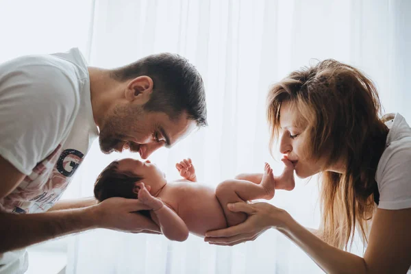 Feliz Alegre Sano Sonriente Padres Sosteniendo Bebé Desnudo Imagen Retroiluminada — Foto de Stock