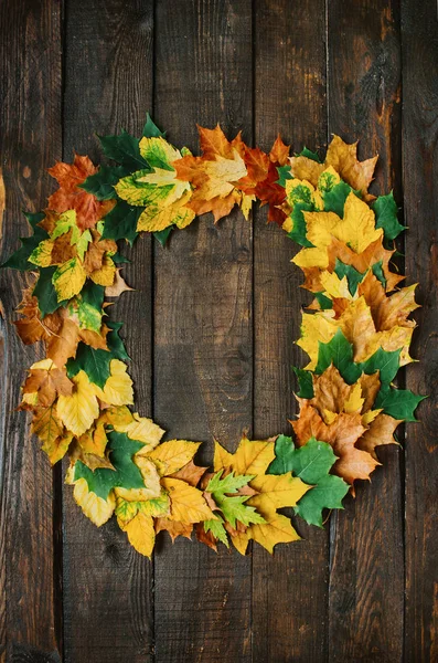 Couronne Feuilles Vert Rouge Jaune Automne Sur Fond Planches Bois — Photo