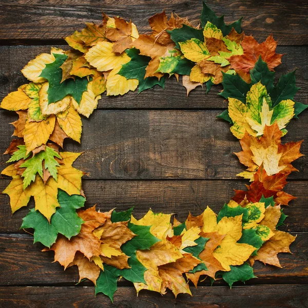 Couronne Feuilles Vert Rouge Jaune Automne Sur Fond Planches Bois — Photo