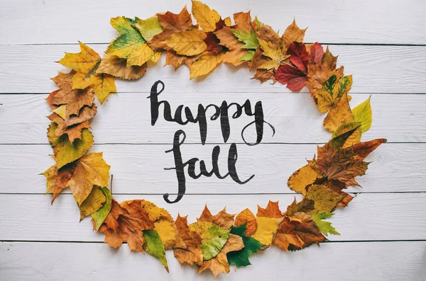 Glücklicher Herbst Handgeschriebene Moderne Kalligrafie Auf Farbenfrohen Herbsttrockenen Blättern Ovale — Stockfoto