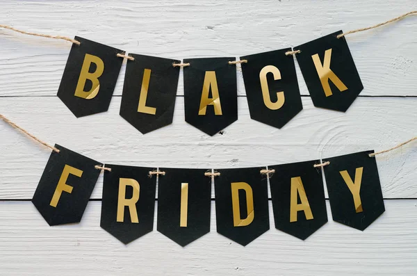 Siyah Cuma Kağıt afiş garland beyaz barn ahşap plakalar arka plan üzerinde asılı yazı. Güzel tatil el ilanı.