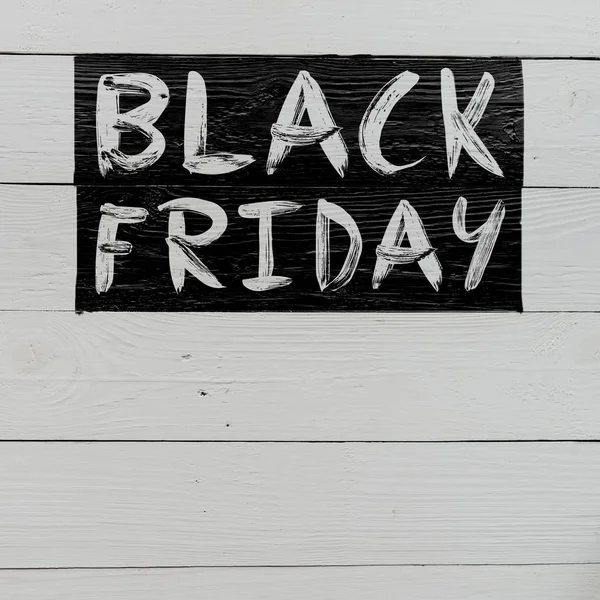 Siyah Cuma fırça ahşap plakalar beyaz boyalı rustik ahır yazı ver. Satış banner şablon. Kopyalama, metin, yazı için alan.