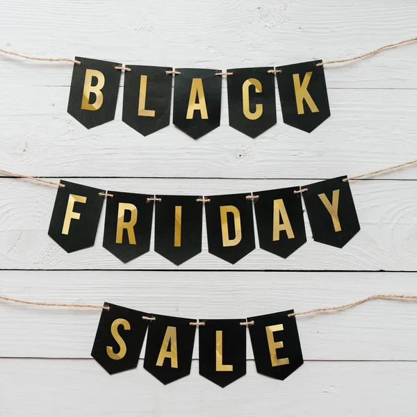 Siyah Cuma satış Kağıt afiş garland beyaz barn ahşap plakalar arka plan üzerinde asılı yazı. Güzel tatil el ilanı.