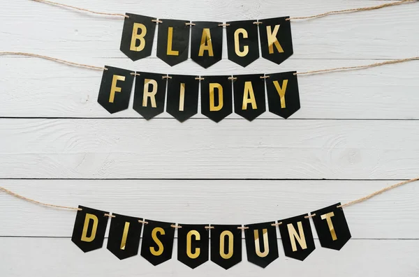 Beyaz barn ahşap plakalar arka plan üzerinde asılı harflerle siyah Cuma indirim Kağıt afiş garland. Güzel tatil kartpostal şablonu. Metin için boş yer.