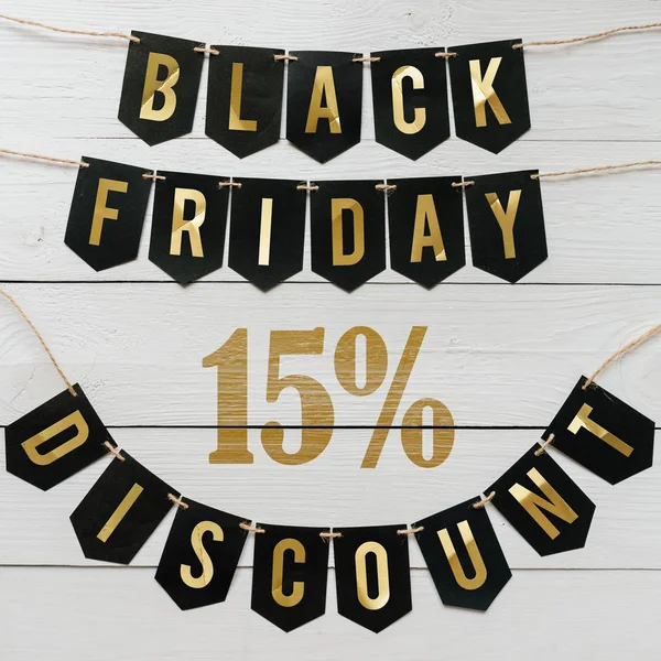 Beyaz barn tahtaya asılı harflerle siyah Cuma on beş yüzde indirim Kağıt afiş garland arka plan plakalar. Lüks Tatil el ilanı.