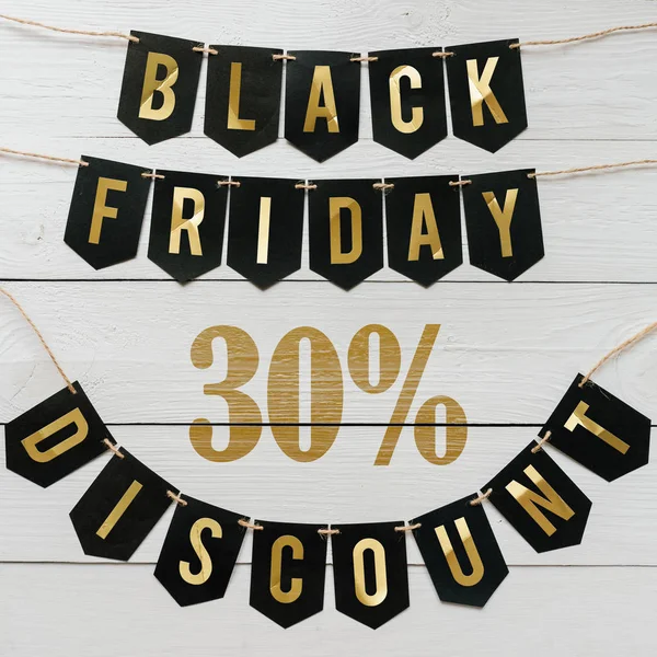 Beyaz barn tahtaya asılı harflerle siyah Cuma otuz yüzde indirim Kağıt afiş garland arka plan plakalar. Kare tatil lüks el ilanı.