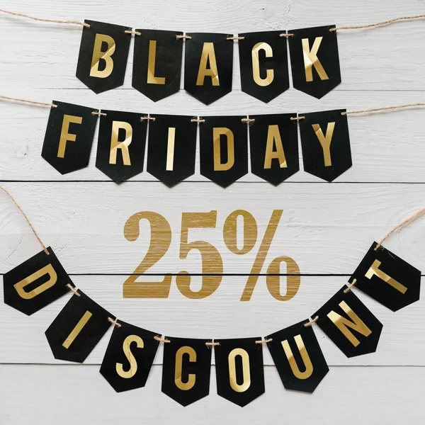 Cuma yirmi beş yüzde indirim Kağıt afiş garland beyaz barn tahtaya asılı yazı plakalar arka plan siyah. Kare tatil lüks el ilanı.