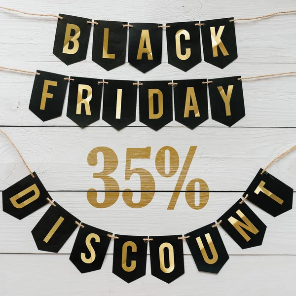 Cuma yüzde otuz beş indirim Kağıt afiş garland beyaz barn tahtaya asılı yazı plakalar arka plan siyah. Kare tatil lüks el ilanı.