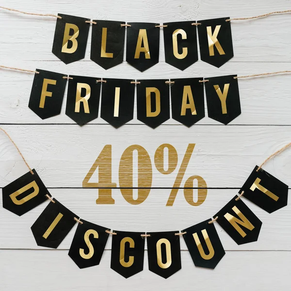 Beyaz barn tahtaya asılı harflerle siyah Cuma kırk yüzde indirim Kağıt afiş garland arka plan plakalar. Kare tatil lüks el ilanı.