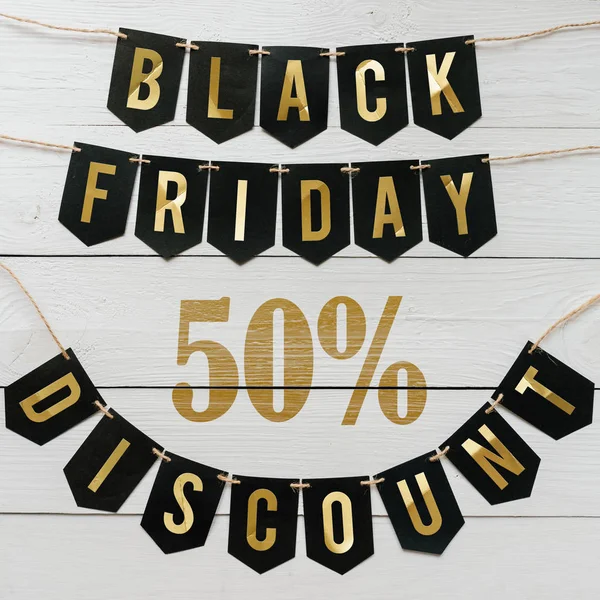 Beyaz barn tahtaya asılı harflerle siyah Cuma elli yüzde indirim Kağıt afiş garland arka plan plakalar. Kare tatil lüks el ilanı.
