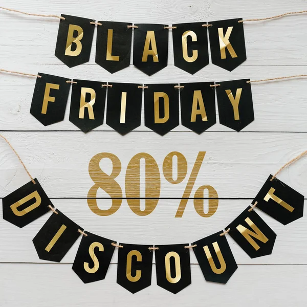 Beyaz barn tahtaya asılı harflerle siyah Cuma seksen yüzde indirim Kağıt afiş garland arka plan plakalar. Kare tatil lüks el ilanı.