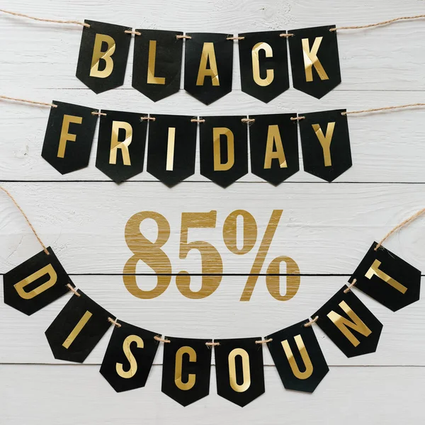 Cuma yüzde seksen beş indirim Kağıt afiş garland beyaz barn tahtaya asılı yazı plakalar arka plan siyah. Kare tatil lüks el ilanı.