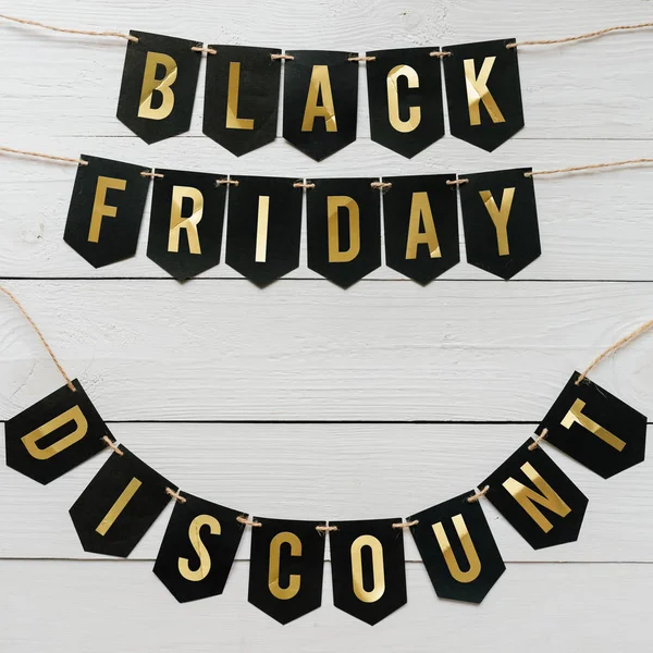 Beyaz barn ahşap plakalar arka plan üzerinde asılı harflerle siyah Cuma indirim Kağıt afiş garland. Güzel tatil kartpostal şablonu. Metin için boş yer.