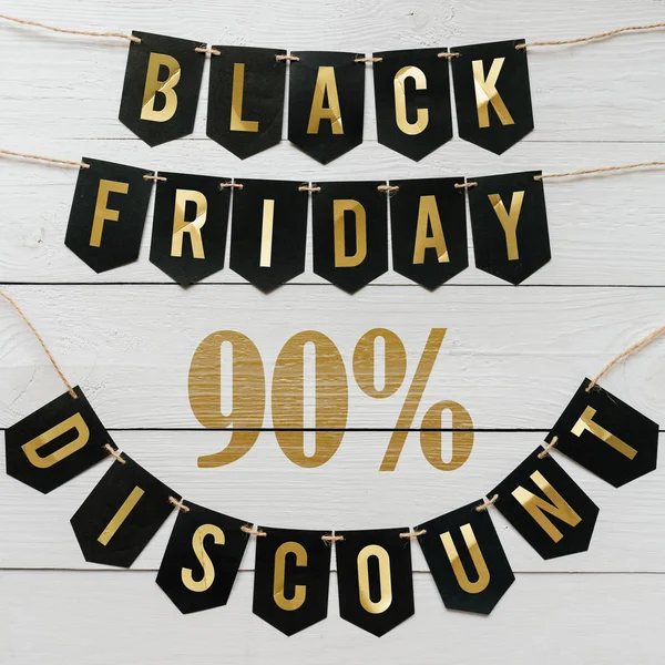 Beyaz barn tahtaya asılı harflerle siyah Cuma doksan yüzde indirim Kağıt afiş garland arka plan plakalar. Kare tatil lüks el ilanı.