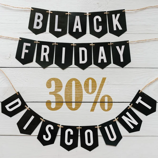 Beyaz barn tahtaya asılı harflerle siyah Cuma otuz yüzde indirim Kağıt afiş garland arka plan plakalar. Kare tatil lüks el ilanı.