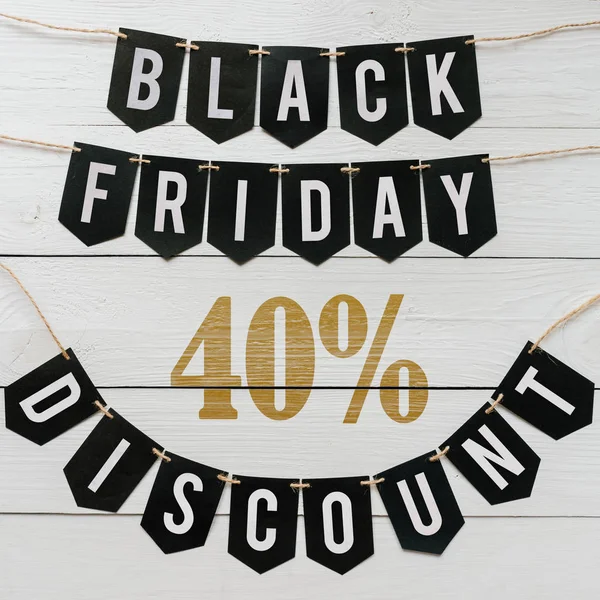 Beyaz barn tahtaya asılı harflerle siyah Cuma kırk yüzde indirim Kağıt afiş garland arka plan plakalar. Kare tatil lüks el ilanı.