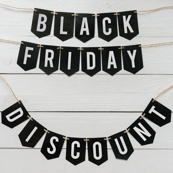 Beyaz barn ahşap plakalar arka plan üzerinde asılı harflerle siyah Cuma indirim Kağıt afiş garland. Güzel tatil kartpostal şablonu. Metin için boş yer.