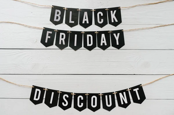 Beyaz barn ahşap plakalar arka plan üzerinde asılı harflerle siyah Cuma indirim Kağıt afiş garland. Güzel tatil kartpostal şablonu. Metin için boş yer.