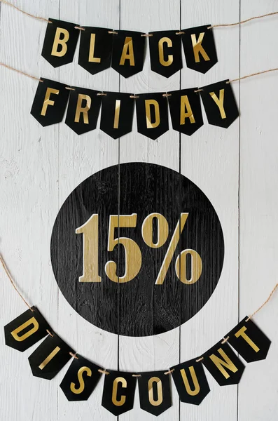 Beyaz barn tahtaya asılı harflerle siyah Cuma on beş yüzde indirim Kağıt afiş garland arka plan plakalar. Dikey tatil lüks el ilanı.