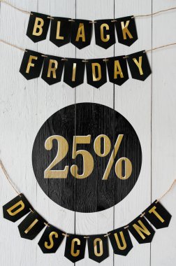 Cuma yirmi beş yüzde indirim Kağıt afiş garland beyaz barn tahtaya asılı yazı plakalar arka plan siyah. Dikey tatil lüks el ilanı.
