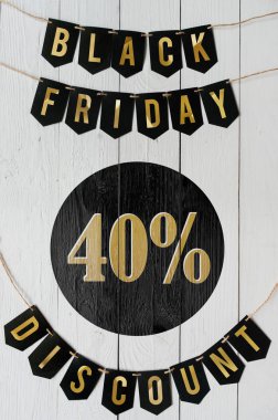 Beyaz barn tahtaya asılı harflerle siyah Cuma kırk yüzde indirim Kağıt afiş garland arka plan plakalar. Dikey tatil lüks el ilanı.