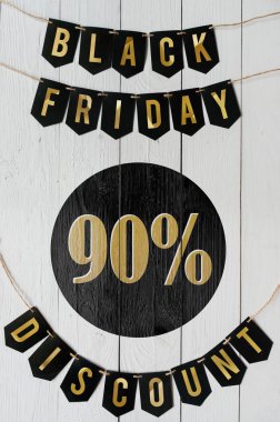 Beyaz barn tahtaya asılı harflerle siyah Cuma doksan yüzde indirim Kağıt afiş garland arka plan plakalar. Lüks dikey alışveriş el ilanı.