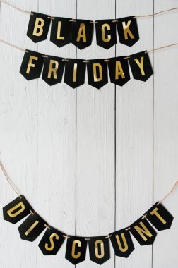 Beyaz barn ahşap plakalar arka plan üzerinde asılı harflerle siyah Cuma indirim Kağıt afiş garland. Güzel tatil kartpostal dikey şablonu. Metin için boş yer.