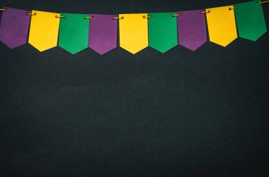 El yapımı kağıt bayrak sınır, arka plan siyah çelenk. Mardi Gras kartpostal, tebrik kartı, banner şablon. Boş alanı (boşaltmak).