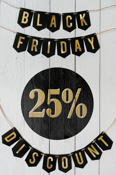 Cuma yirmi beş yüzde indirim Kağıt afiş garland beyaz barn tahtaya asılı yazı plakalar arka plan siyah. Dikey tatil lüks el ilanı.