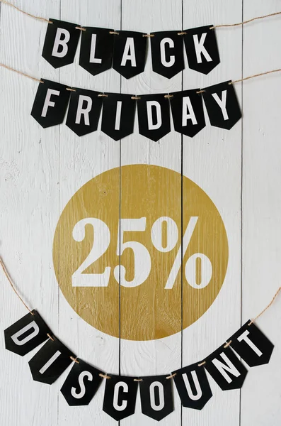 Cuma yirmi beş yüzde indirim Kağıt afiş garland beyaz barn tahtaya asılı yazı plakalar arka plan siyah. Dikey tatil lüks el ilanı.