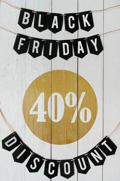 Beyaz barn tahtaya asılı harflerle siyah Cuma kırk yüzde indirim Kağıt afiş garland arka plan plakalar. Dikey tatil lüks el ilanı.