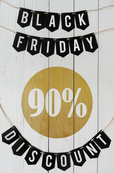 Beyaz barn tahtaya asılı harflerle siyah Cuma doksan yüzde indirim Kağıt afiş garland arka plan plakalar. Lüks dikey alışveriş el ilanı.