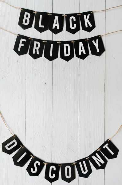 Beyaz barn ahşap plakalar arka plan üzerinde asılı harflerle siyah Cuma indirim Kağıt afiş garland. Güzel tatil kartpostal dikey şablonu. Metin için boş yer.