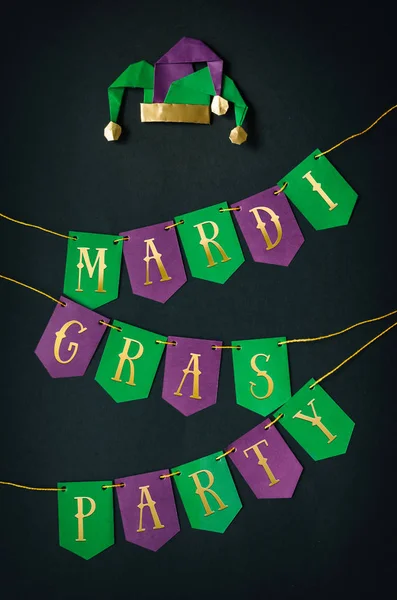 Mardi Gras Party Lettering Dorato Carta Ghirlanda Festiva Verde Viola — Foto Stock