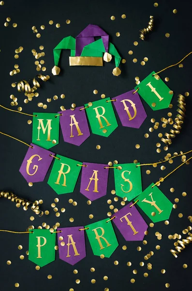 Mardi Gras Party Lettering Dorato Carta Ghirlanda Festiva Verde Viola — Foto Stock