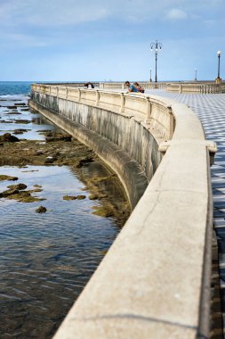 Leghorn, İtalya - 3 Ekim 2017: İnsanlar çift Livorno, Toskana bölgesindeki Mascagni pitoresk sahil terasında görünümü sahiptir.
