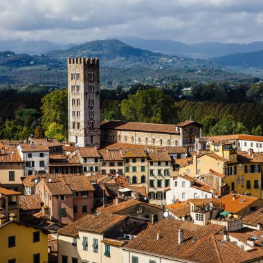 San Frediano Basilica belfry Guinigi kulenin tepesinden görünümü. Konumu Lucca, Toskana, İtalya. Pitoresk seyahat panoramik kent genel bakış seyahat kartpostal.