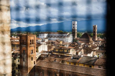 St Martin Katedrali (Chiesa di San Martino) doğal görünümü ile çan kulesi Torre delle Ore. konumu Lucca, Toskana, İtalya dan. Pitoresk seyahat kartpostal.