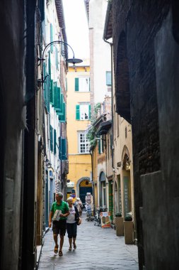 Lucca, İtalya - 5 Ekim 2017: İnsanlar eski ortaçağ turistik şehir sokak yürüyüş.