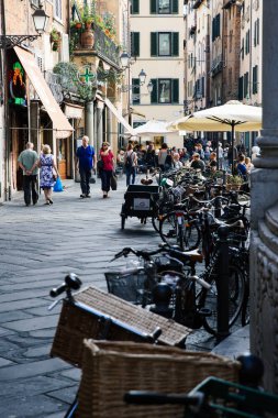 Lucca, İtalya - 5 Ekim 2017: İnsanlar eski ortaçağ turistik şehir sokak yürüyüş.