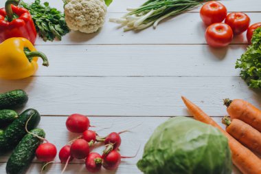 Sağlıklı gıda kavramı. Sebze salatası malzemeler sınır çerçeve. Beyaz ahşap rustik kırsal masa boş alan arka plan. Organik düz poster şablonu düzenleme.
